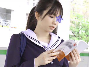 ポニーテールJKが電車痴漢師の手淫で大量失禁 さらに便乗してくる珍棒も【乃木ちはる ヤバイやつ 女子高生】