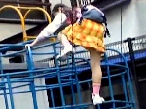 公園で遊んでいた女子S学生を連れ帰り黒人2人に孕ませ輪姦させる【椎名りく 旧作】