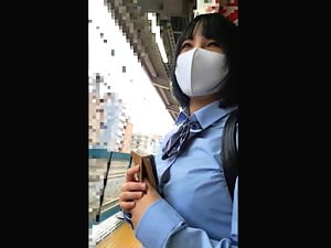 ムチムチJKを電車痴漢で巨乳揉んで尻コキして太ももに射精【電射 逆さ撮り ヤバイやつ 女子高生】